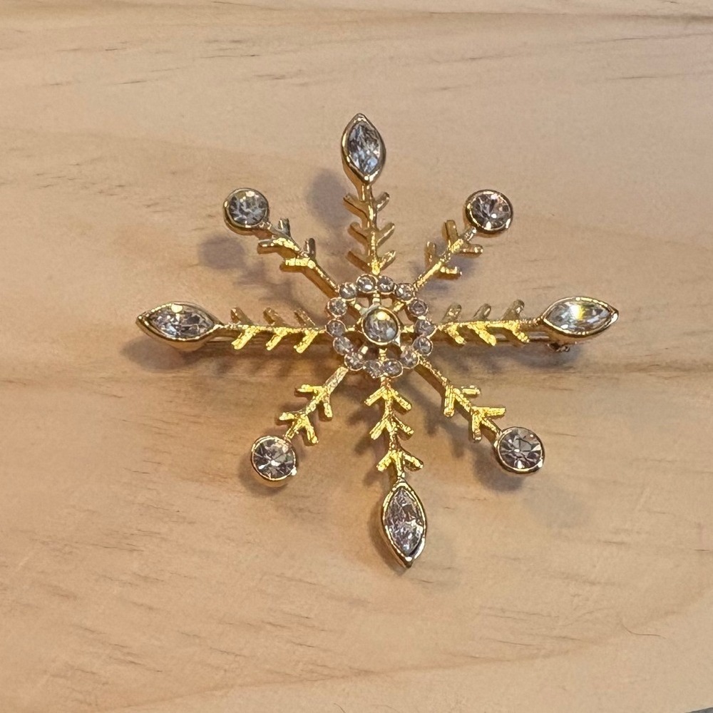 Napier Vintage Gold Tone Rhinestone Snowflake Brooch Pin Holiday Winter Jewelry